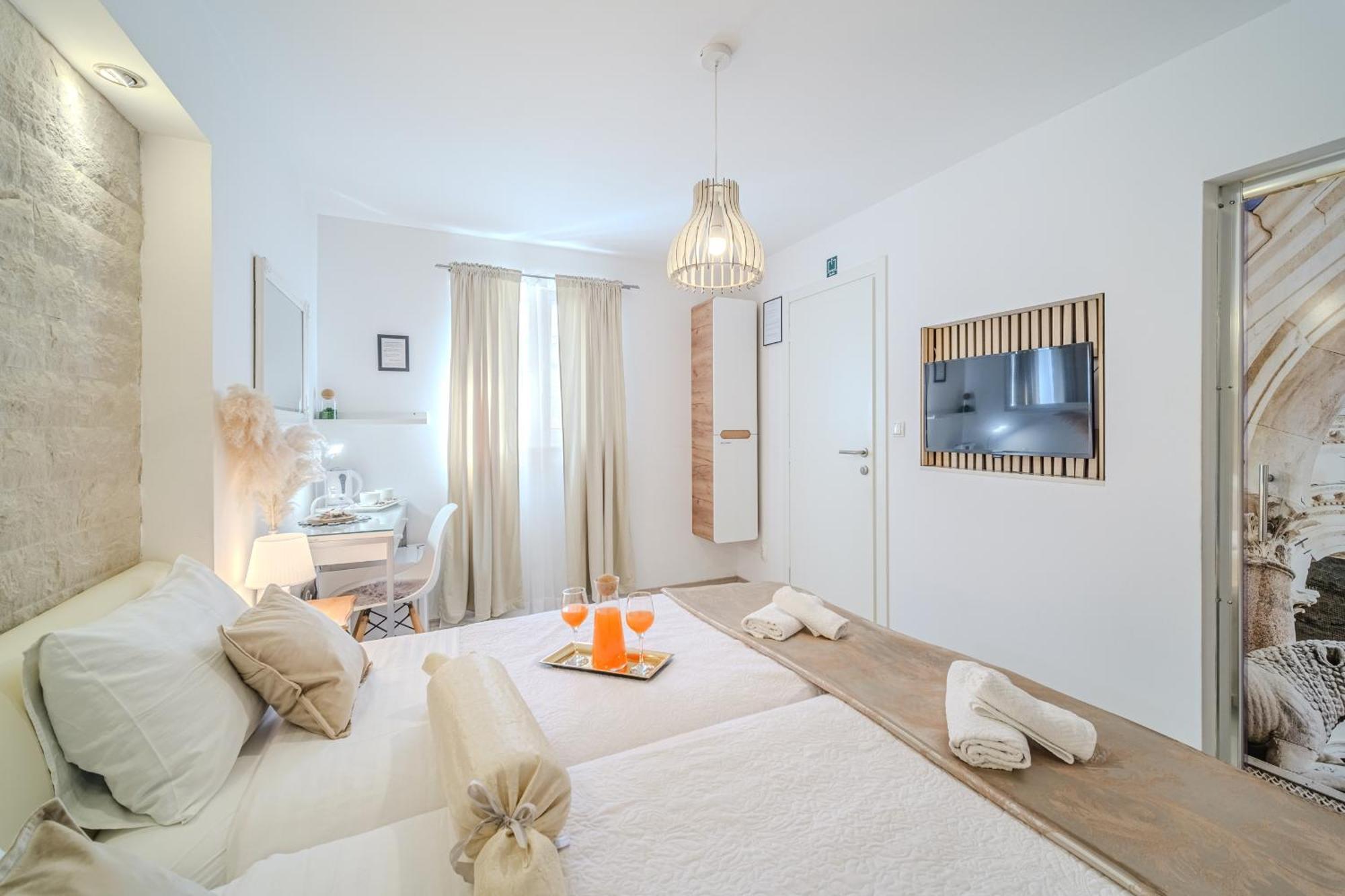 Central Split Rooms And Apartments Paese Exterior foto